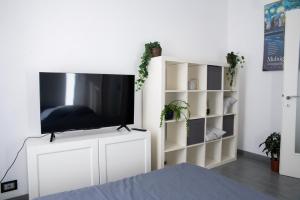 A television and/or entertainment centre at Ami House Roma