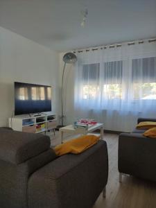 Televízia a/alebo spoločenská miestnosť v ubytovaní Maison hyper centre Gravelines - 5 chambres