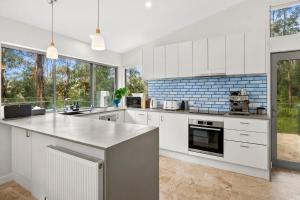 Una cocina o cocineta en Sky High House
