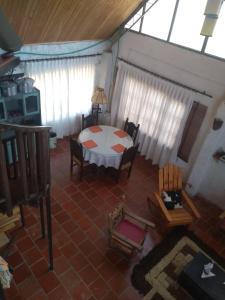 einen Blick über ein Zimmer mit einem Tisch und Stühlen in der Unterkunft Tuminica Lodge - Chalet de montaña en Suesca in Suesca