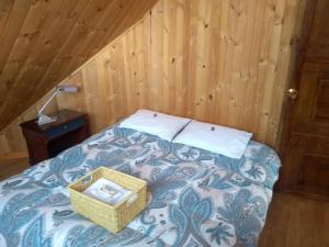 ein Schlafzimmer mit einem Bett und einem Korb darauf in der Unterkunft Tuminica Lodge - Chalet de montaña en Suesca in Suesca