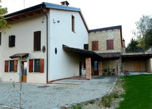 uma vista exterior de uma casa com uma entrada em b&b CASCINA SORTINA Country House em Ozzano Monferrato