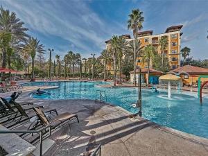 - une piscine dans un complexe avec des palmiers dans l'établissement Designer Corner Suite 3BR/2BA -Disney & Universal, à Orlando