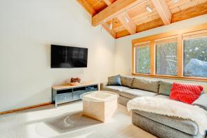 ein Wohnzimmer mit einem Sofa und einem TV in der Unterkunft Granlibakken Getaway - #72A in Tahoe City