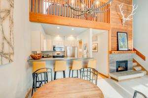 cocina con chimenea, mesa y sillas en Granlibakken Getaway - #72A en Tahoe City