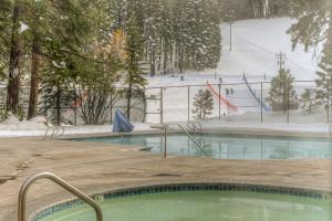 ein Schwimmbad mit einer Skipiste im Schnee in der Unterkunft Granlibakken Getaway - #72A in Tahoe City