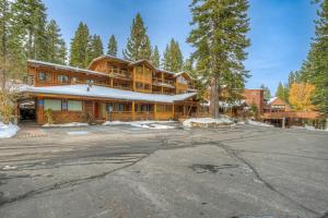 ein großes Holzhaus mit Parkplatz in der Unterkunft Granlibakken Getaway - #72A in Tahoe City