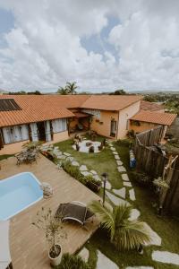 una vista aérea de una casa con piscina en Pousada Lua Clara, en Alto Paraíso de Goiás