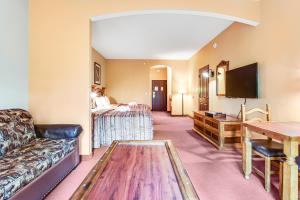een hotelkamer met een bank en een bed bij Chula Vista Condo 2249 in Wisconsin Dells