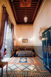 um quarto com uma cama num quarto com um tecto em Riad Arabella em Fez