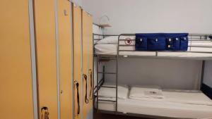 Ein Etagenbett oder Etagenbetten in einem Zimmer der Unterkunft ABAI Apartments 1150 only WWW-On-line-Check-in & SelfService