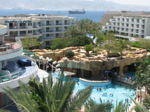 Blick auf den Pool im Resort in der Unterkunft Club Hotel Eilat - All Suites Hotel in Eilat