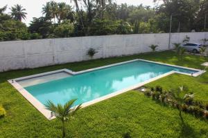 una piscina en un patio con una valla en Majahual Resort en El Majahual