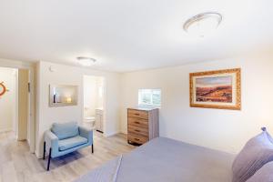 リーズポートにあるDnA Tiny beach Houseのベッドルーム1室(ベッド1台、青い椅子付)