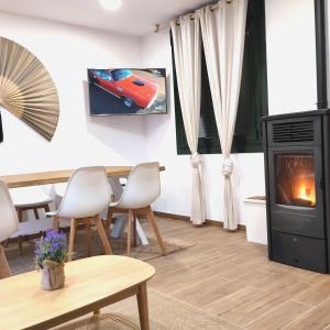 Casa Elvira, terraza con fabulosas vistas في بونتيفيدرا: غرفة معيشة مع طاولة ومدفأة