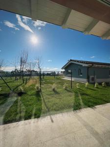 - une vue depuis la fenêtre d'une maison dans l'établissement La Quintana De José, à Muros de Nalón