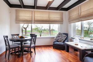 a living room with a table and a couch at Pait's Laand Bed & Breakfast in Overschild