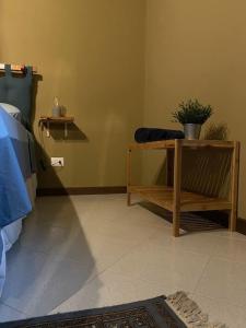 ein Zimmer mit einem Tisch und einer Topfpflanze in der Unterkunft La casa dei Nonni Guest House in Cuneo