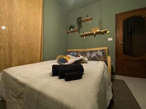 Un dormitorio con una cama con almohadas negras. en La casa dei Nonni Guest House, en Cuneo