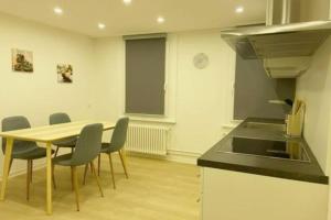 - une cuisine et une salle à manger avec une table et des chaises dans l'établissement Grubenmann Appartements Herisau, à Herisau