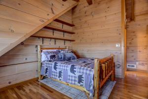 ein Schlafzimmer mit einem Bett in einem Blockhaus in der Unterkunft Bear Naked Bungalow in Blue Ridge