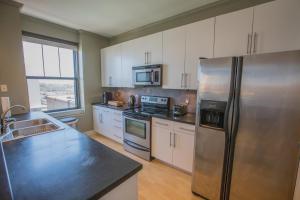 Majoituspaikan Designer Downtown Condo Suite - Splendid View keittiö tai keittotila
