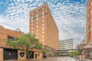 uma representação de um edifício alto numa rua da cidade em Designer Downtown Condo Suite - Splendid View em Des Moines