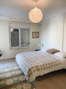 um quarto com uma cama grande e uma janela em Cleopatra Uygun Apartment em Alanya