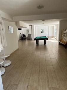 ein großes Zimmer mit einer Tischtennisplatte in der Unterkunft Cleopatra Uygun Apartment in Alanya