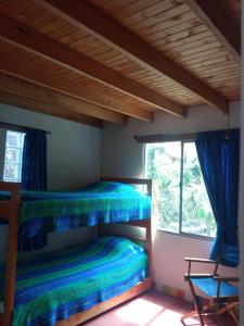 - une chambre avec 2 lits superposés et une fenêtre dans l'établissement Cucunuba por Siempre, à El Salitre