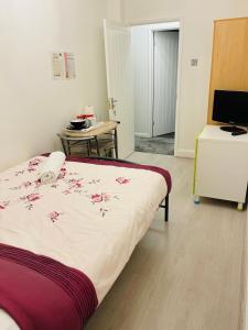 Łóżko lub łóżka w pokoju w obiekcie London Rooms with Free Parking 134