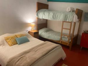 アチバイアにあるSitio Anjuのベッドルーム1室(二段ベッド2組、ベッド1台付)