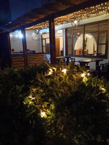 un patio iluminado por la noche con luces en San Gabriel Hospedería en Tibasosa