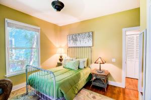 1 dormitorio con cama y ventana en Garden Home en Austin