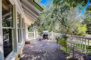 een terras met stoelen en een grill op een huis bij Garden Home in Austin