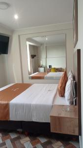 Een bed of bedden in een kamer bij Hotel Cesar´s
