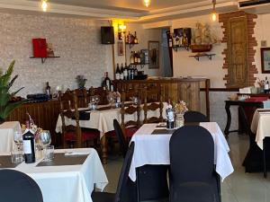 Reštaurácia alebo iné gastronomické zariadenie v ubytovaní Hostal Mainz