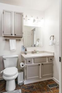 biała łazienka z toaletą i umywalką w obiekcie The Moose Crossing w mieście Anchorage
