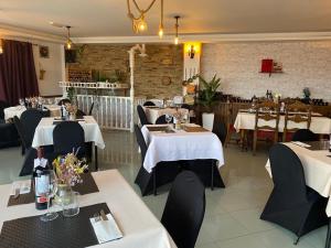 Reštaurácia alebo iné gastronomické zariadenie v ubytovaní Hostal Mainz