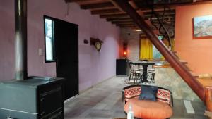 een kamer met een trap, een stoel en een tafel bij Ensueño del alma in Villa Pehuenia