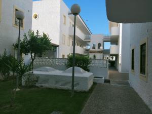 a bed in the courtyard of a building at SOLEA 17 in Rota