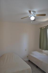 1 dormitorio con 1 cama y ventilador de techo en DEPARTAMENTOS DORREGO 1 en Mendoza