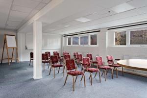 uma sala de conferências com cadeiras e uma mesa em Best Western Rådmannen em Alvesta