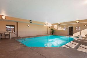 een groot zwembad in een hotelkamer bij Best Western Plus Butterfield Inn in Hays