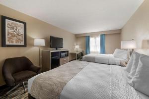 a hotel room with a bed and a chair at Best Western Edinburgh/Columbus in Edinburgh +20 photos