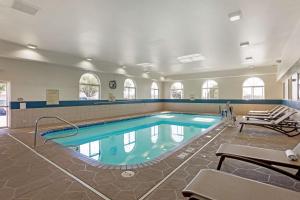 - une grande piscine dans un bâtiment dans l'établissement Best Western Plus Searcy Inn, à Searcy