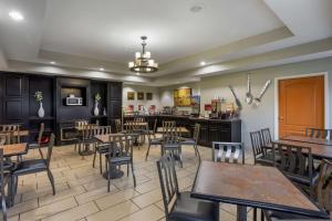 un ristorante con tavoli, sedie e bancone di Best Western Plus Searcy Inn a Searcy