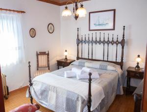 1 dormitorio con 1 cama, 2 mesas y una ventana en Matouco Country House, 