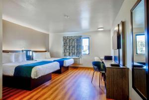 Motel 6-Duluth, MN في دولوث: غرفه فندقيه سرير كبير وتلفزيون