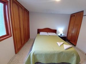 Ένα ή περισσότερα κρεβάτια σε δωμάτιο στο Hospedaje Los Cedros- Monguí